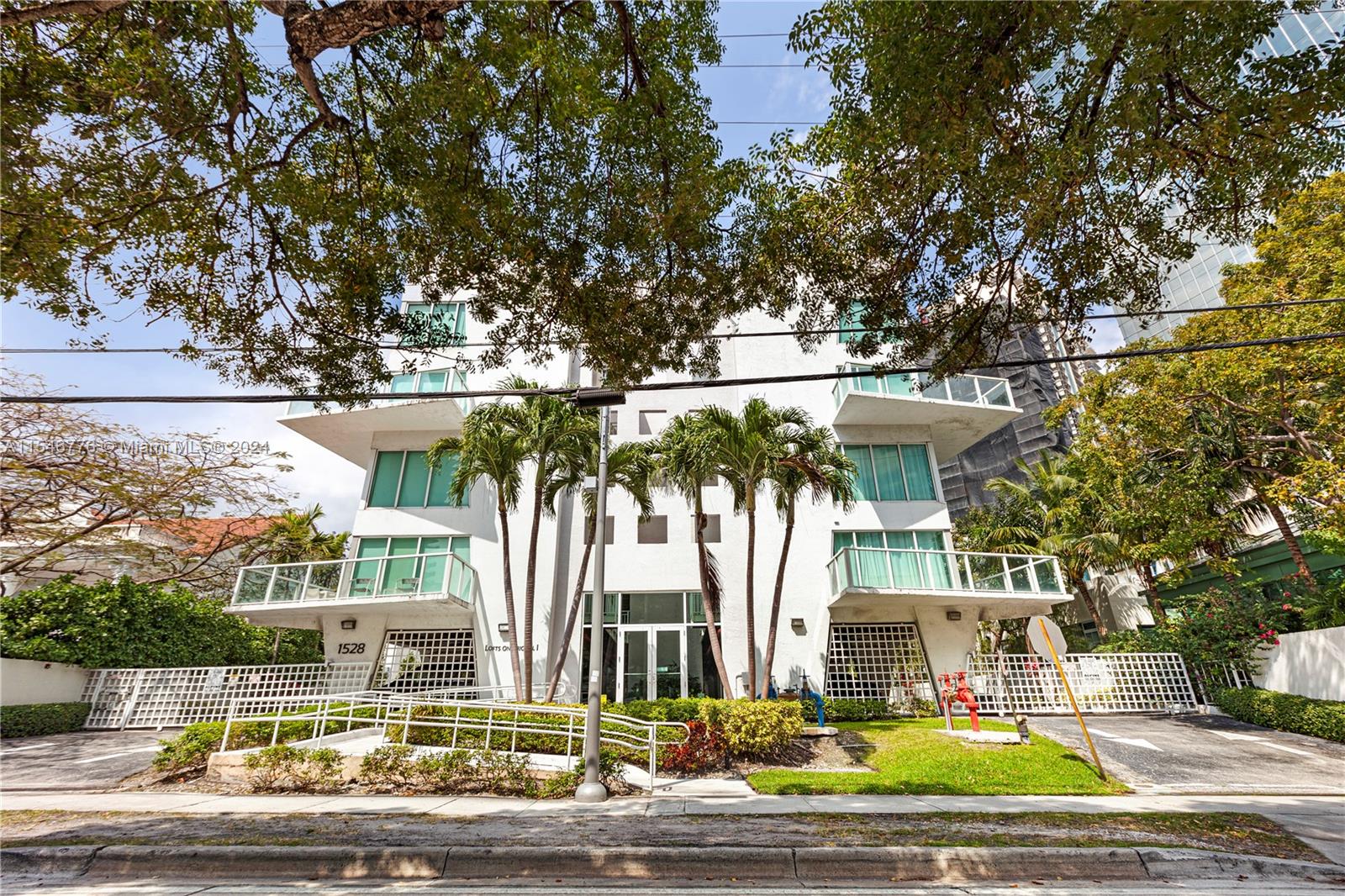 1528 Brickell Ave # 211