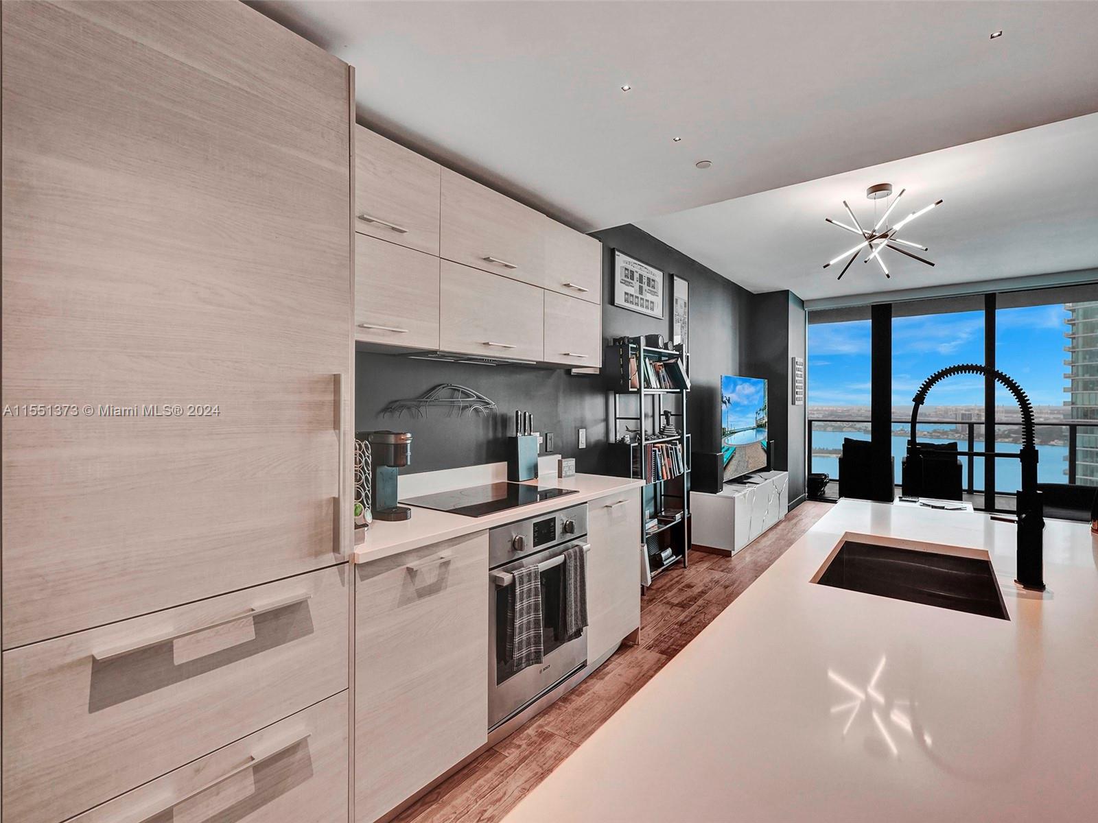 650 NE 32nd St # 3602