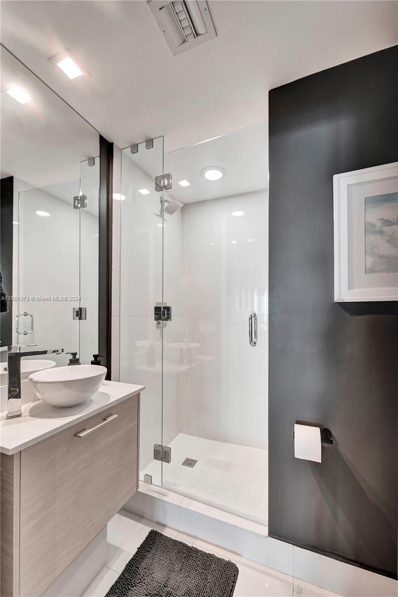 650 NE 32nd St # 3602