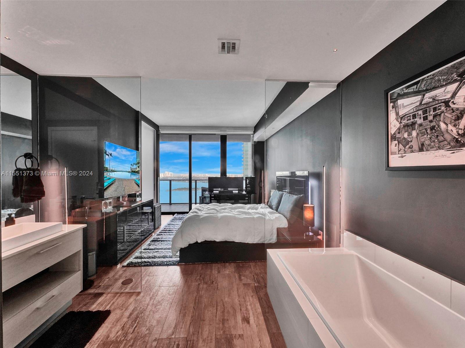 650 NE 32nd St # 3602