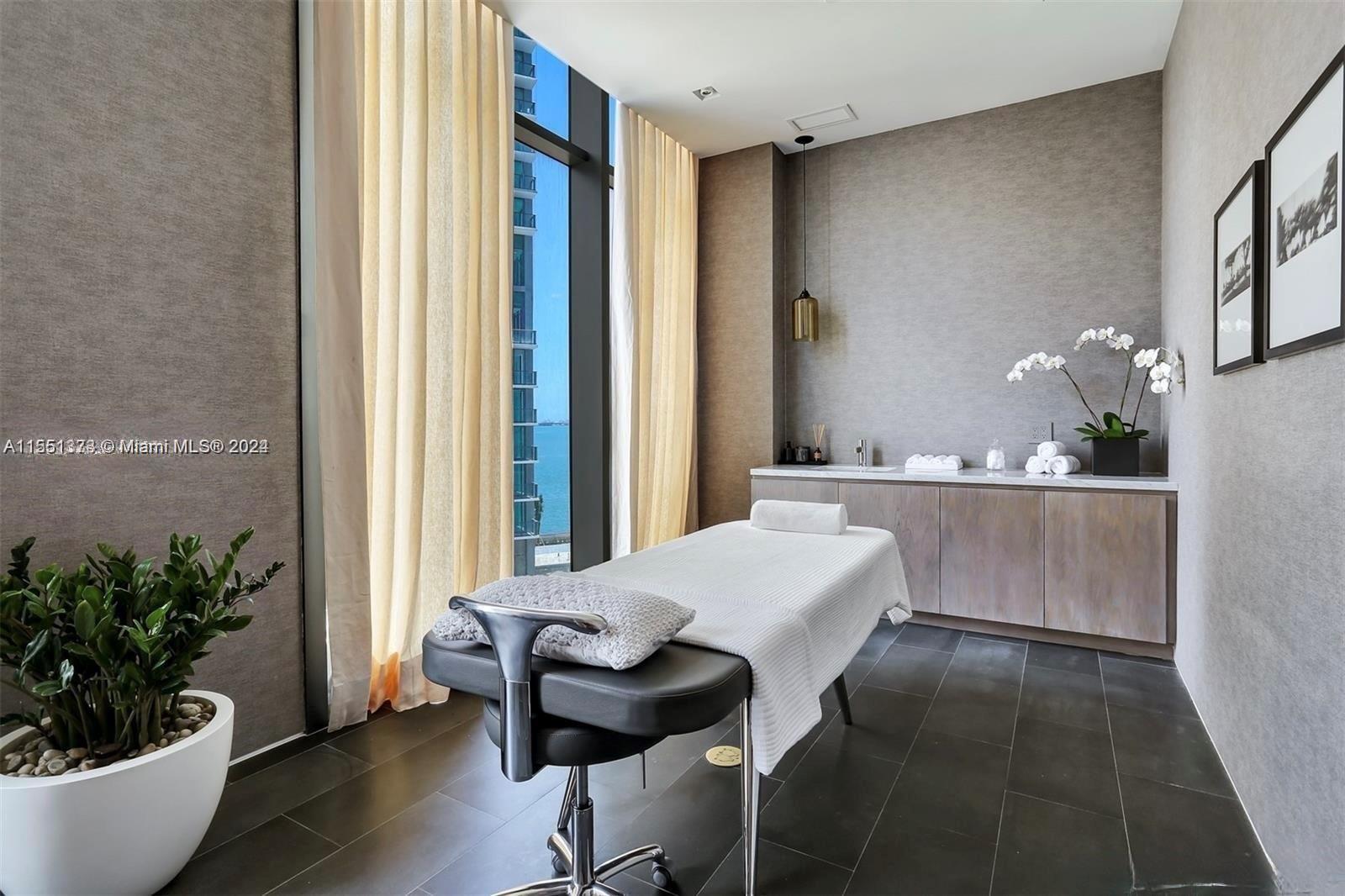 650 NE 32nd St # 3602