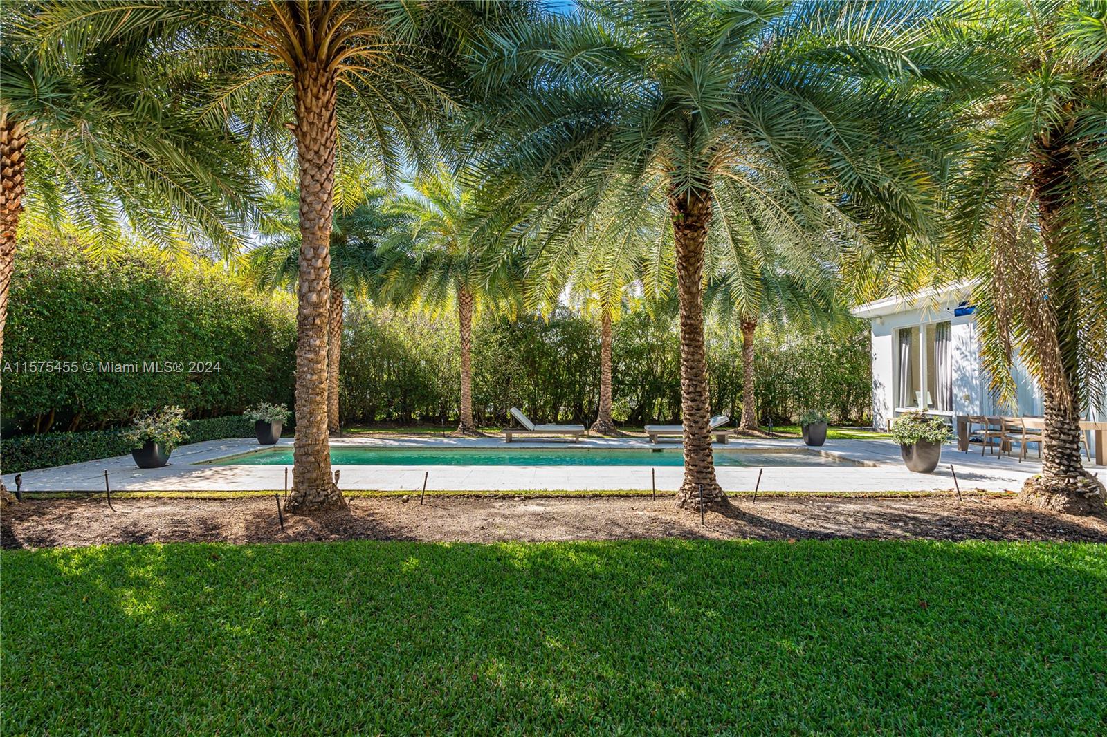 910 N Venetian Dr