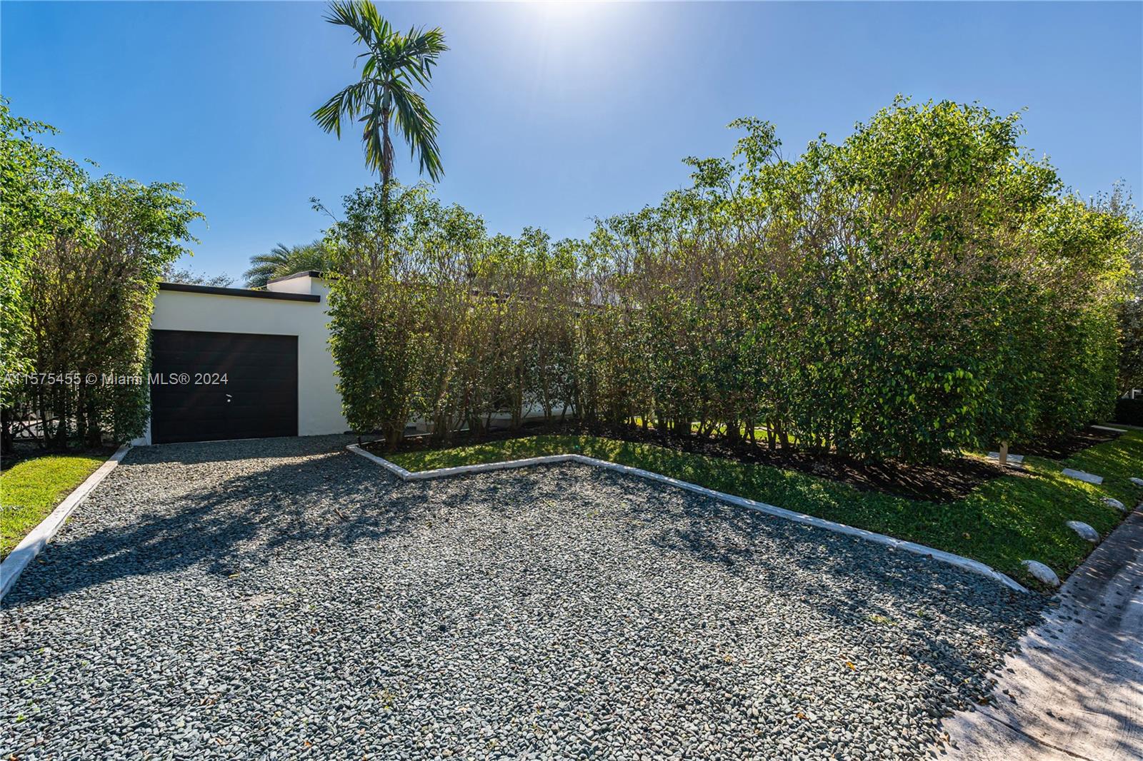 910 N Venetian Dr