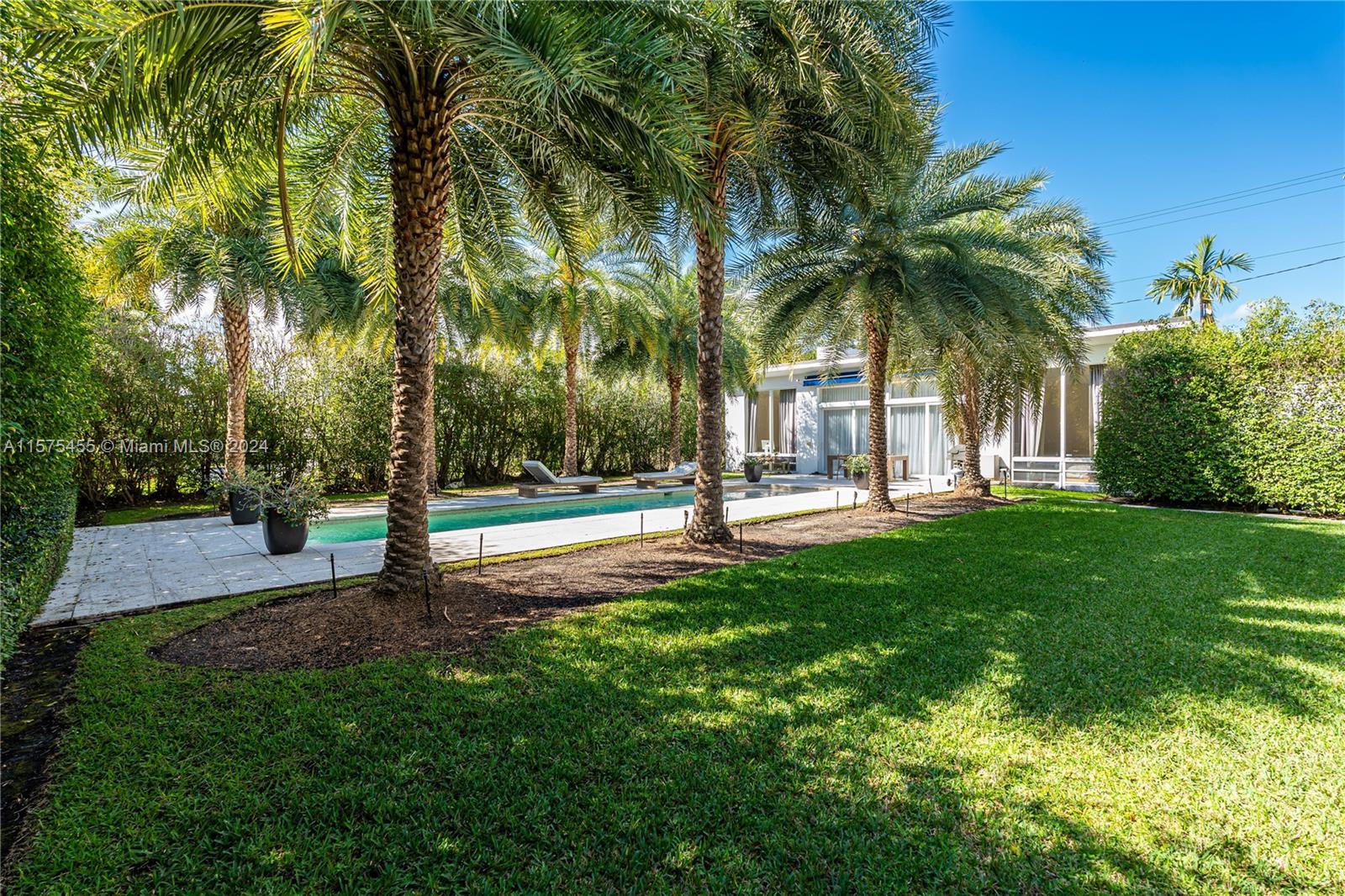 910 N Venetian Dr
