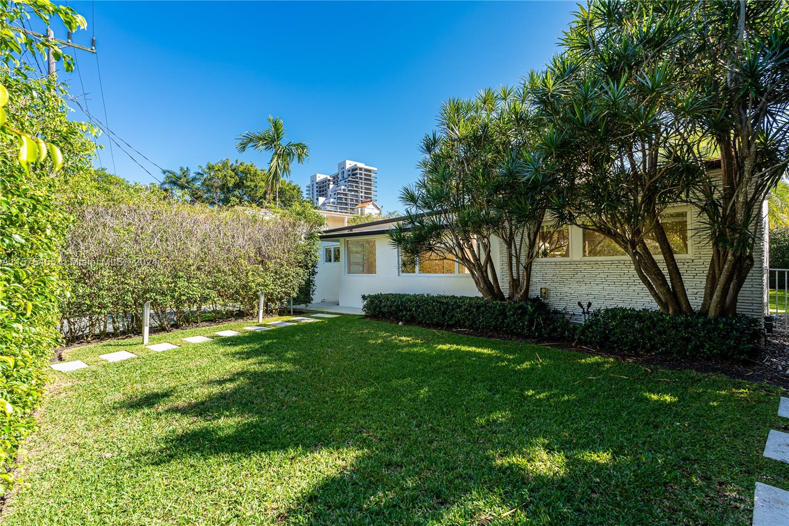 910 N Venetian Dr