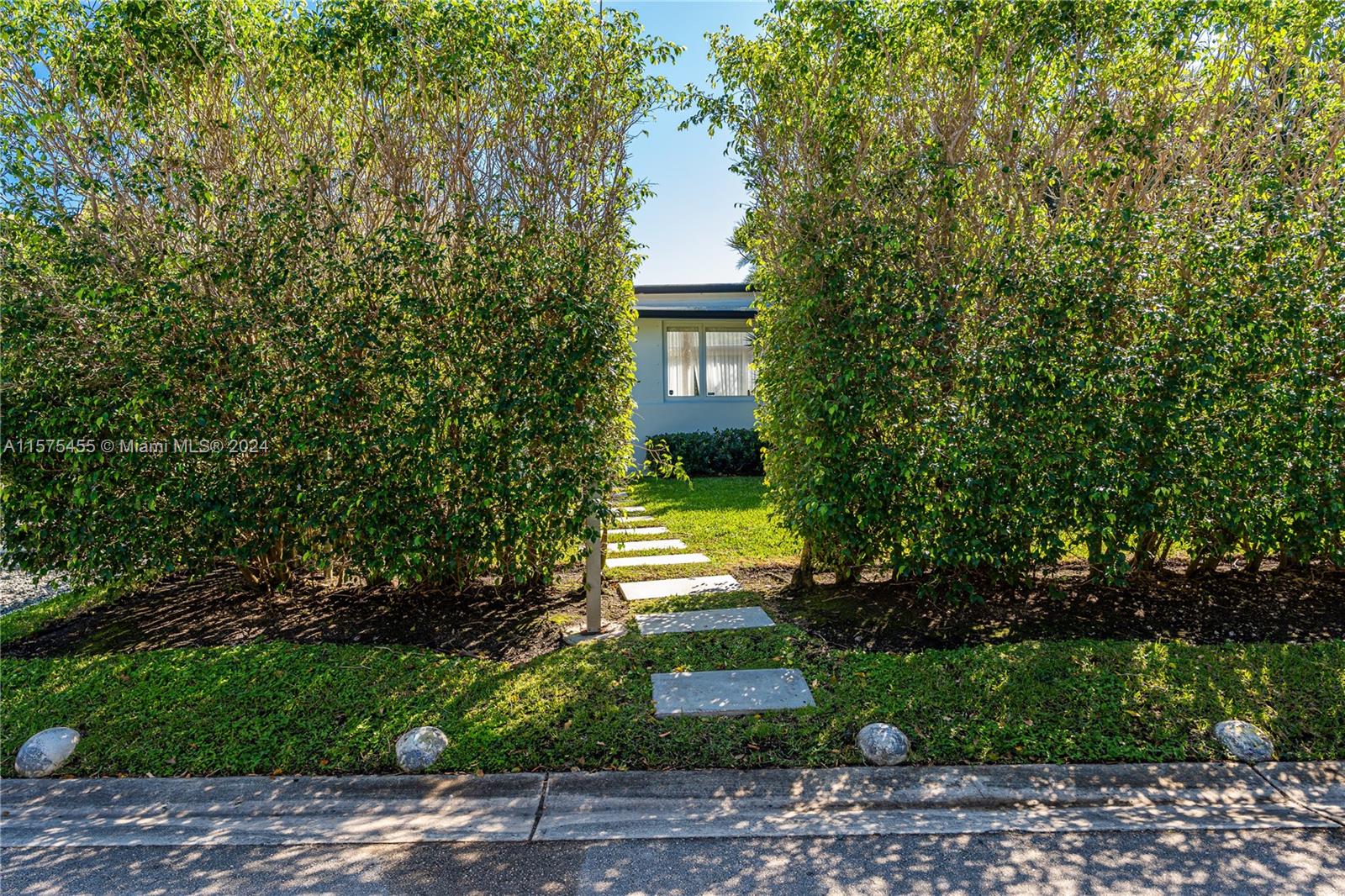 910 N Venetian Dr