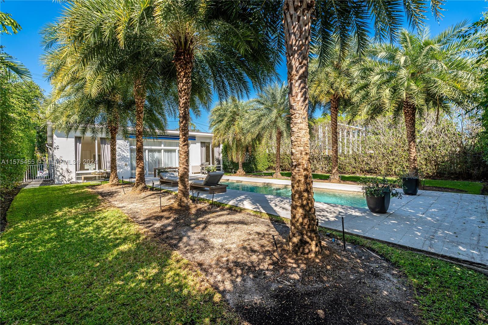 910 N Venetian Dr