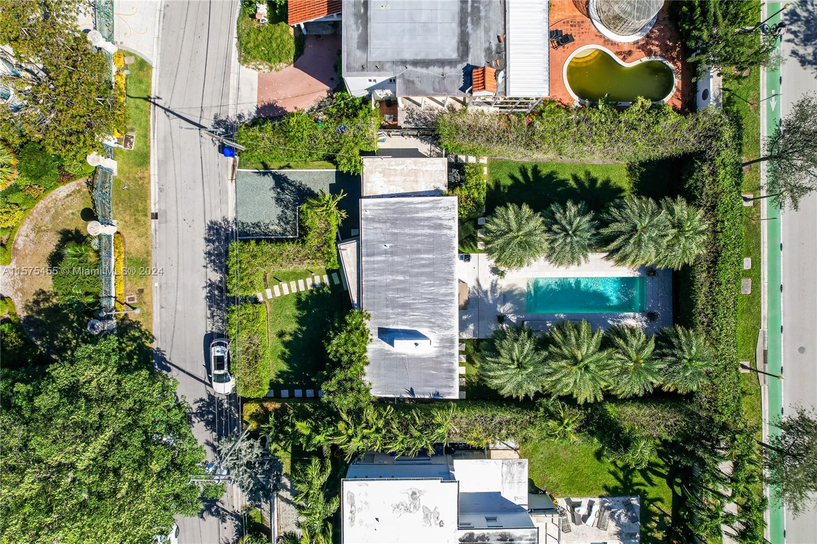 910 N Venetian Dr