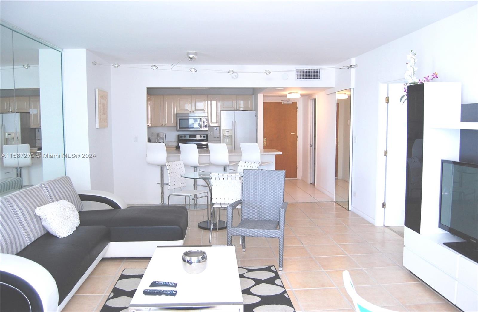 2301 Collins Ave # 504