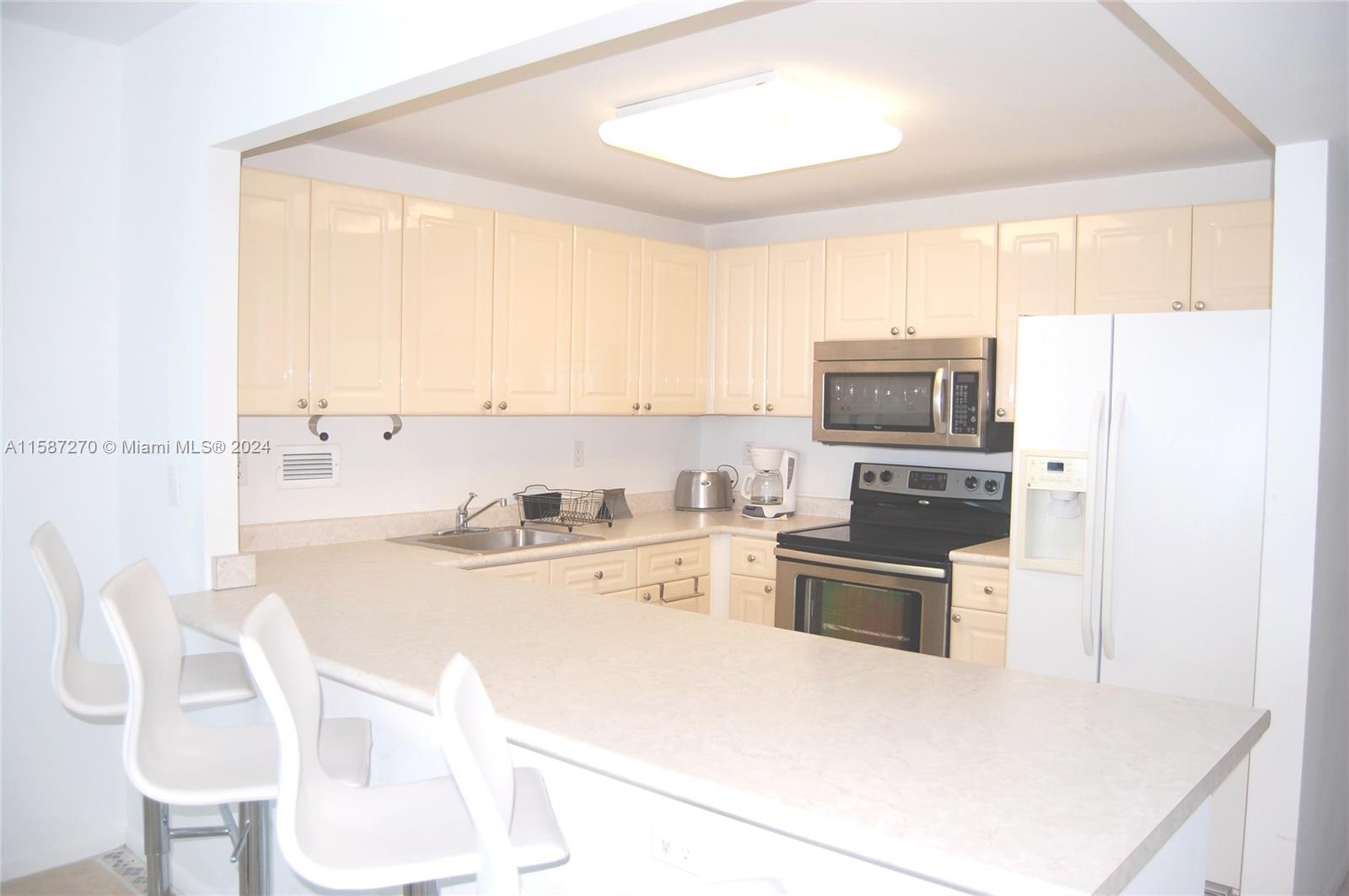 2301 Collins Ave # 504
