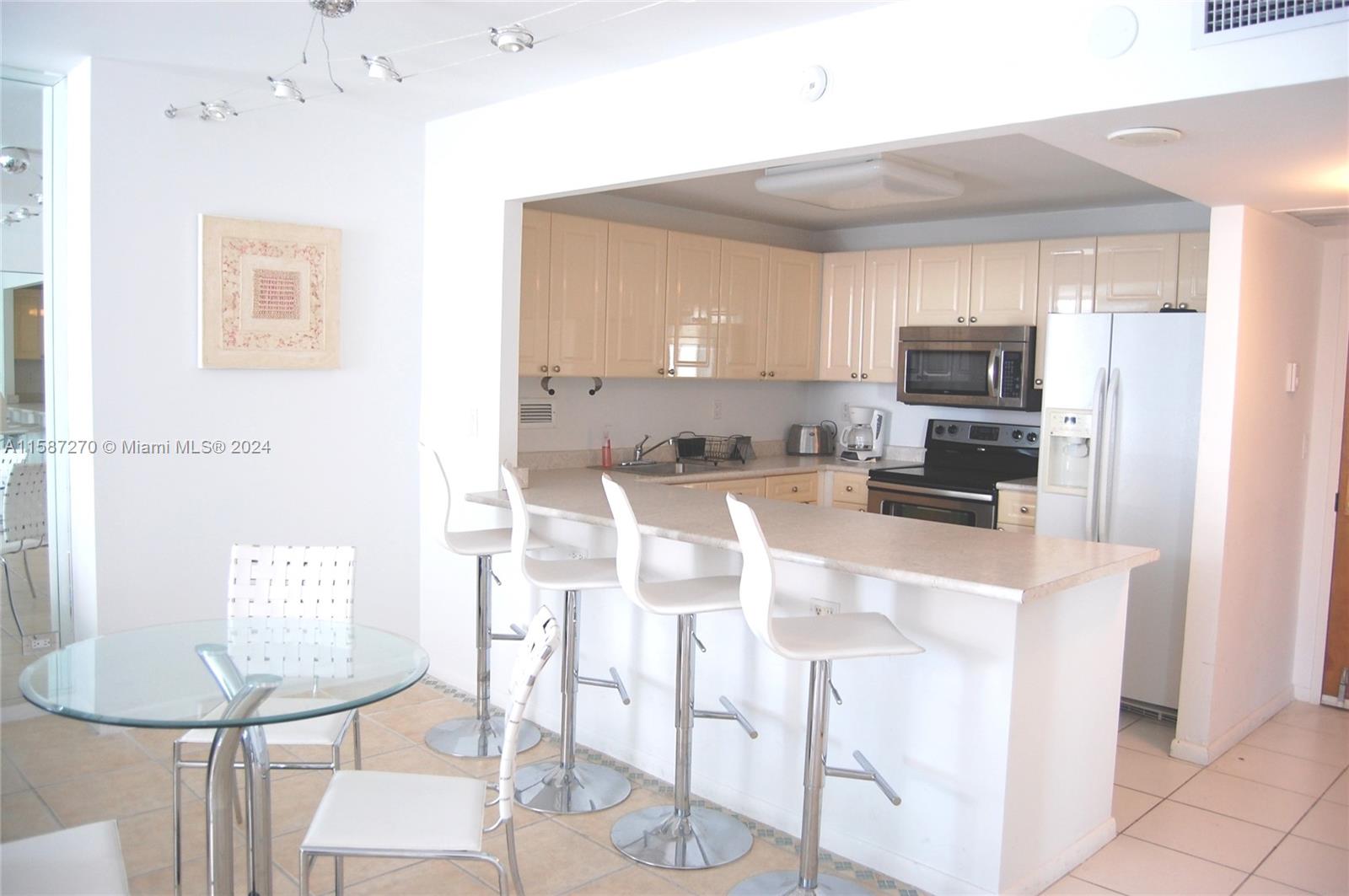 2301 Collins Ave # 504
