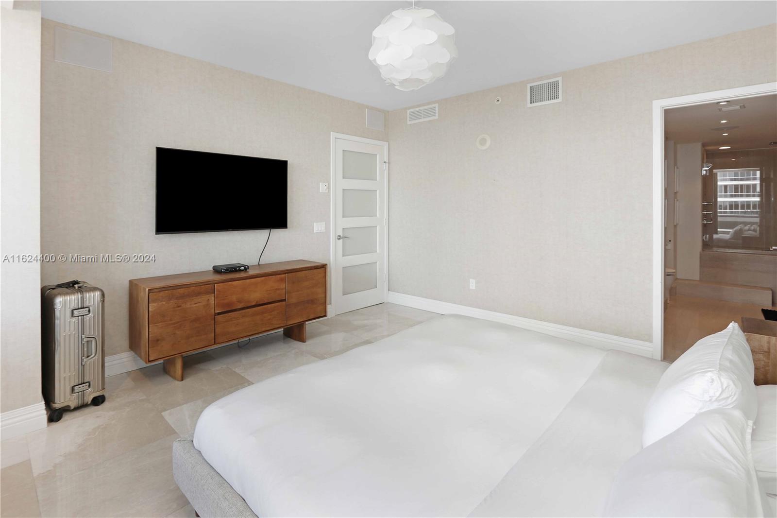 5875 Collins Ave # 605