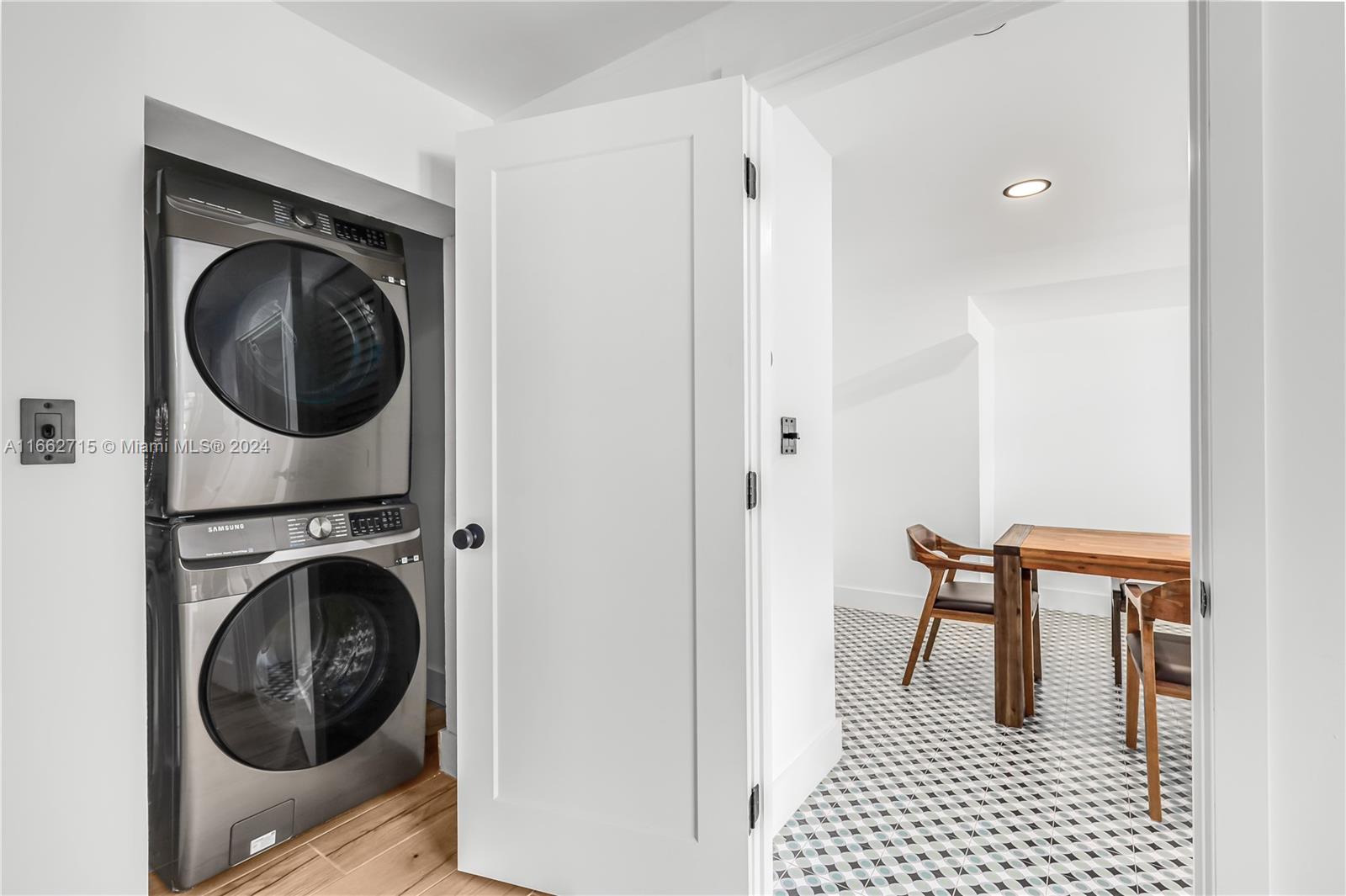 829 Espanola Way