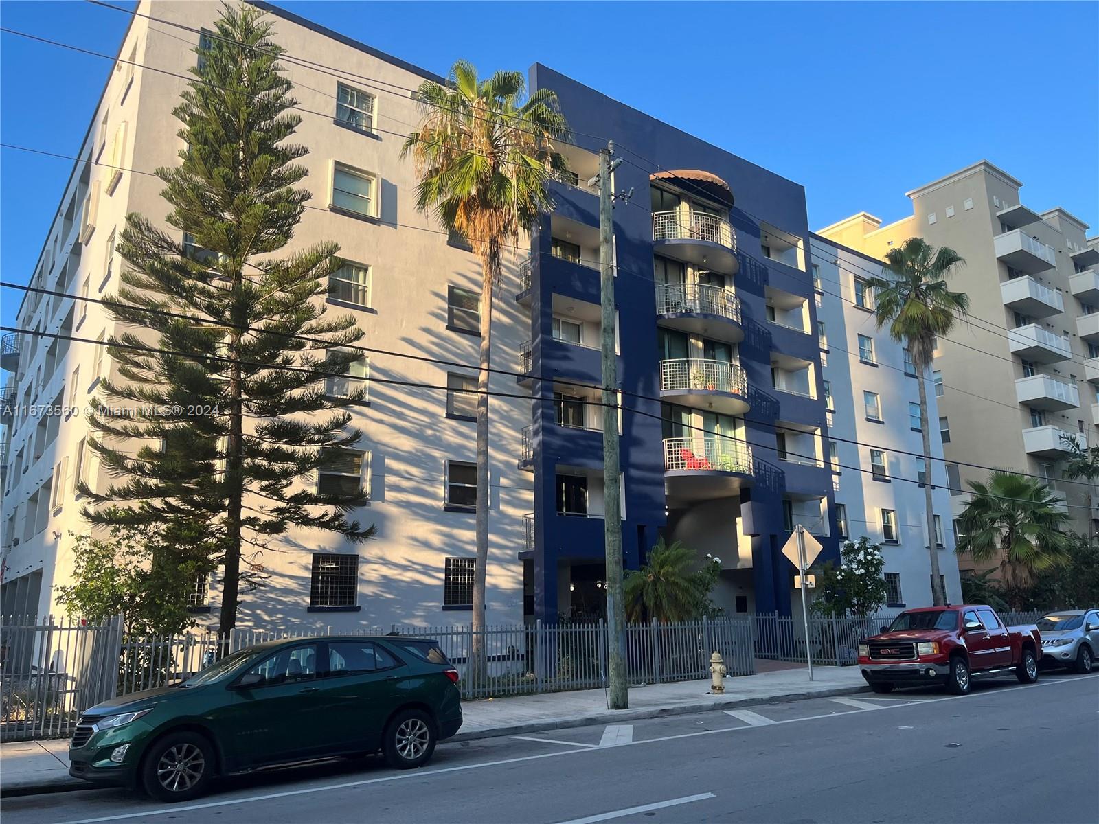 546 SW 1st St # 401
