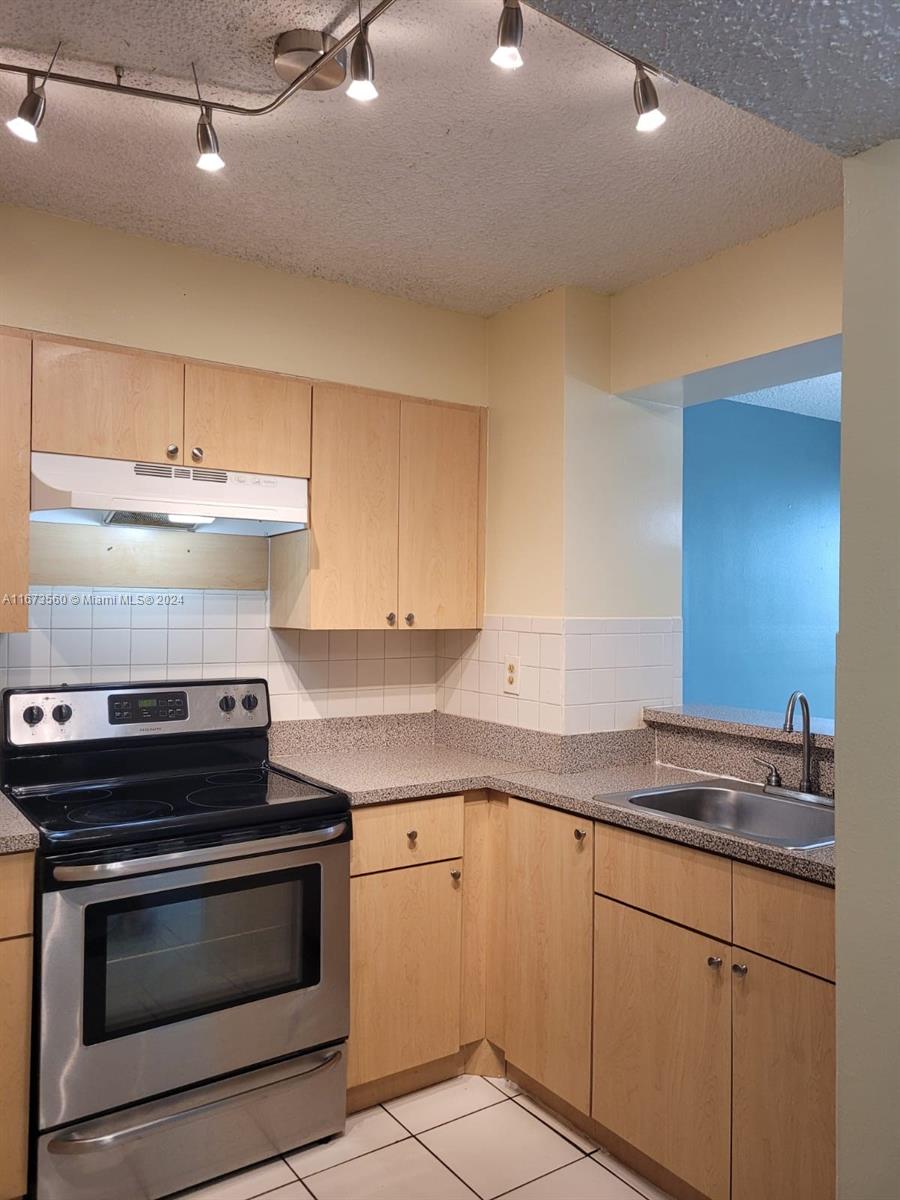 546 SW 1st St # 401