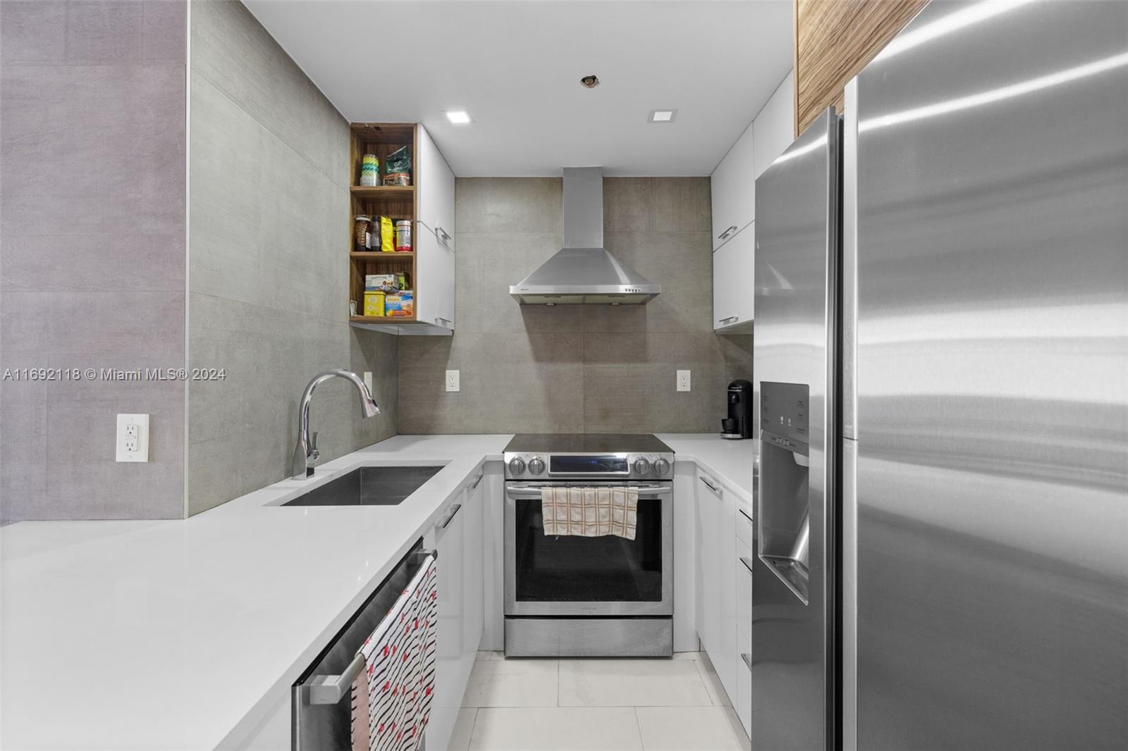 1200 West Ave. Unit: PH21