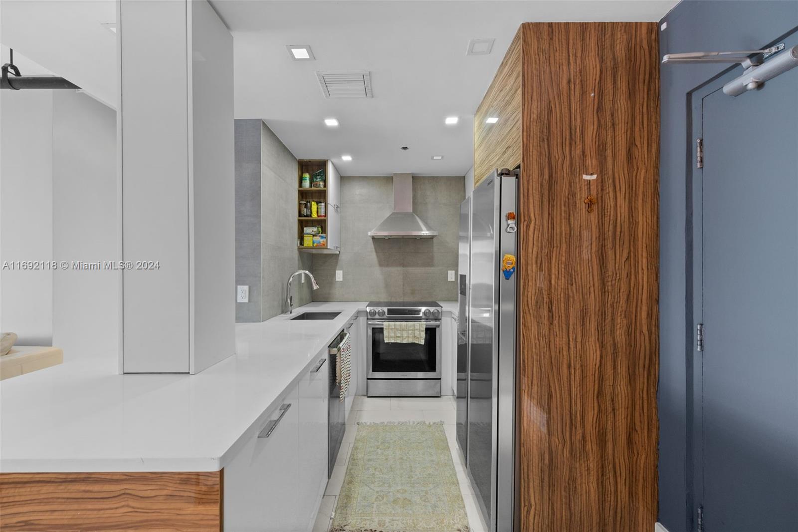1200 West Ave. Unit: PH21