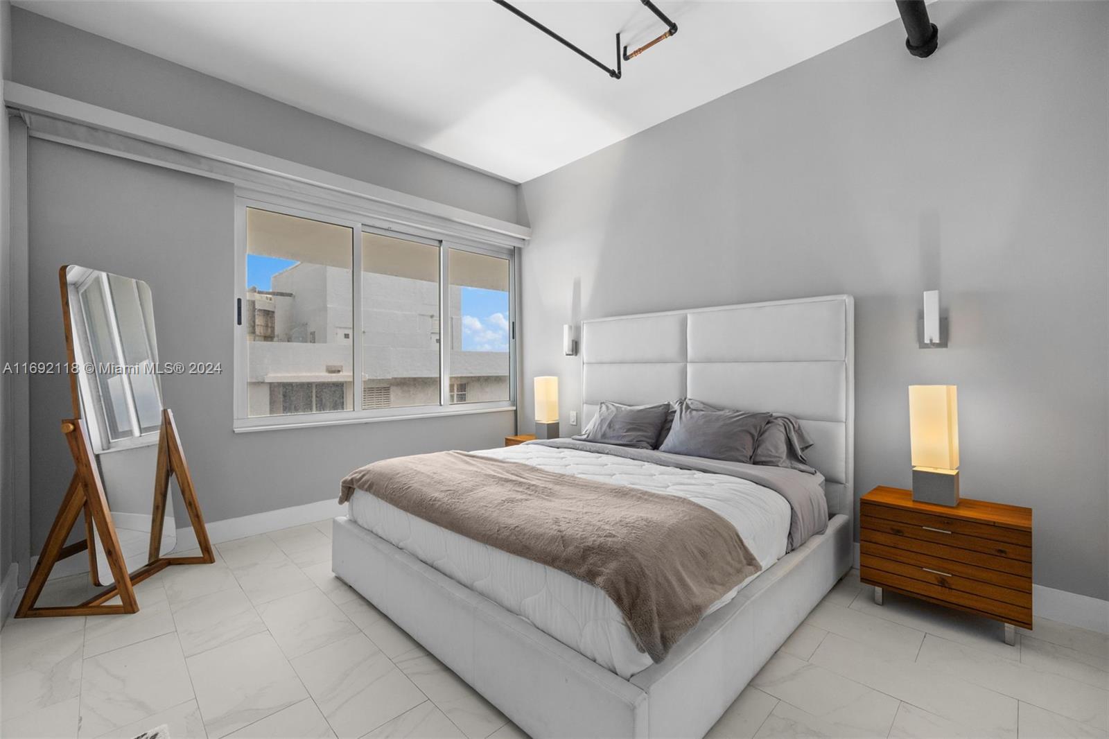 1200 West Ave. Unit: PH21