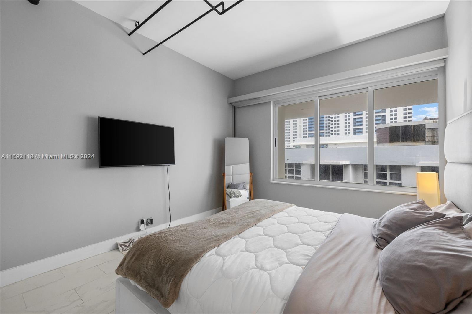 1200 West Ave. Unit: PH21