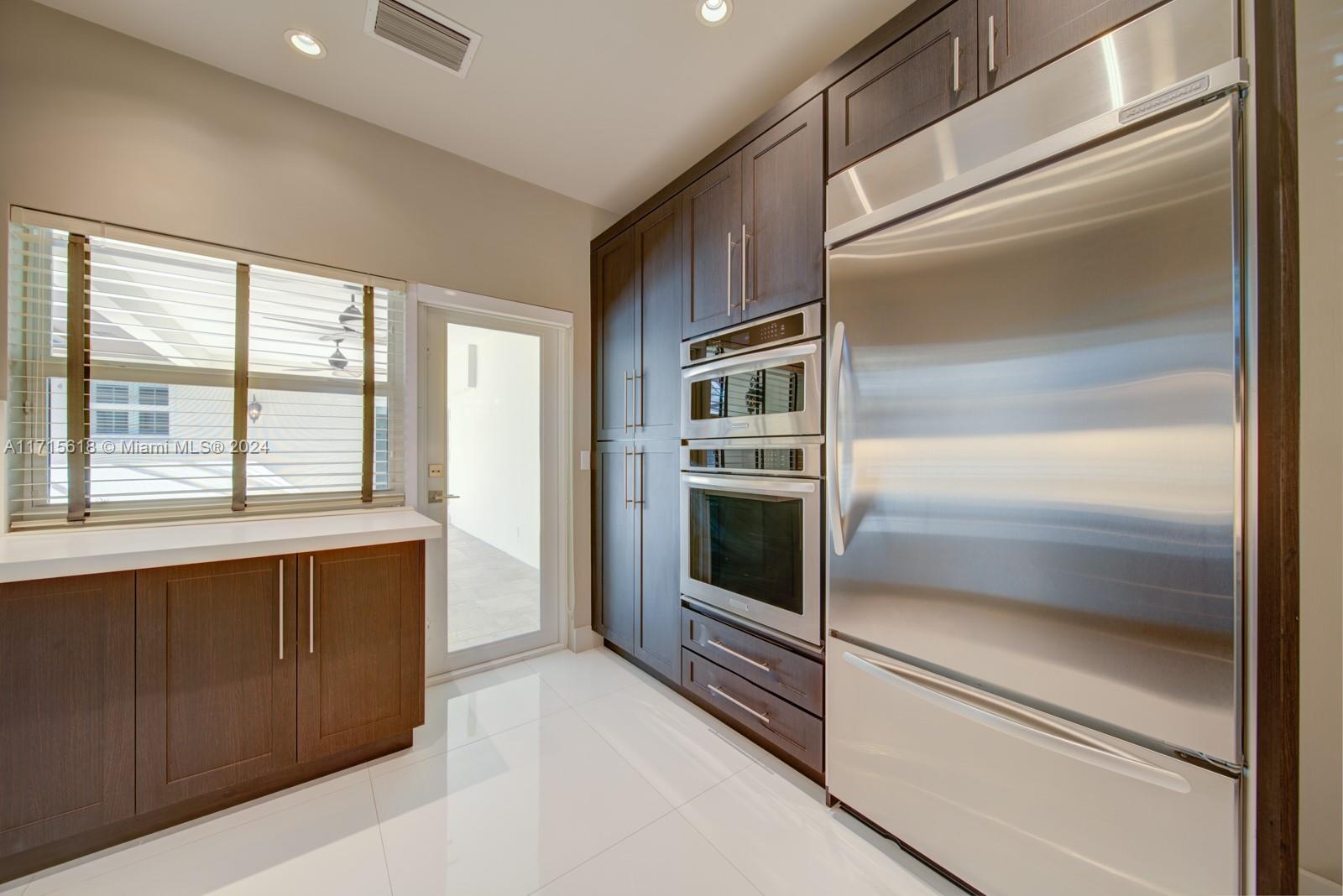 800 Valencia Ave