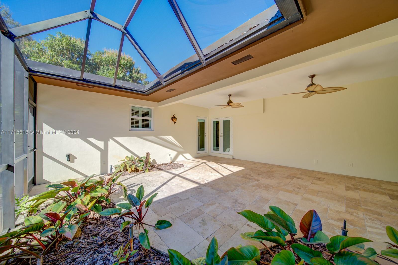 800 Valencia Ave