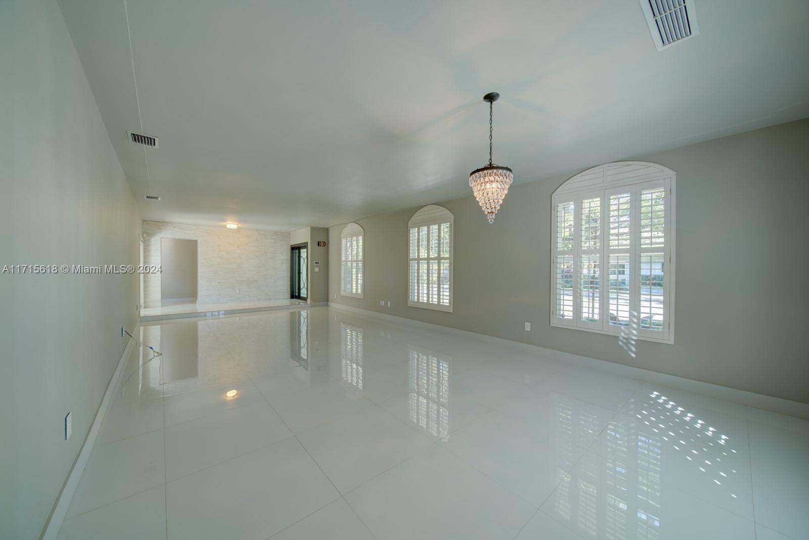 800 Valencia Ave