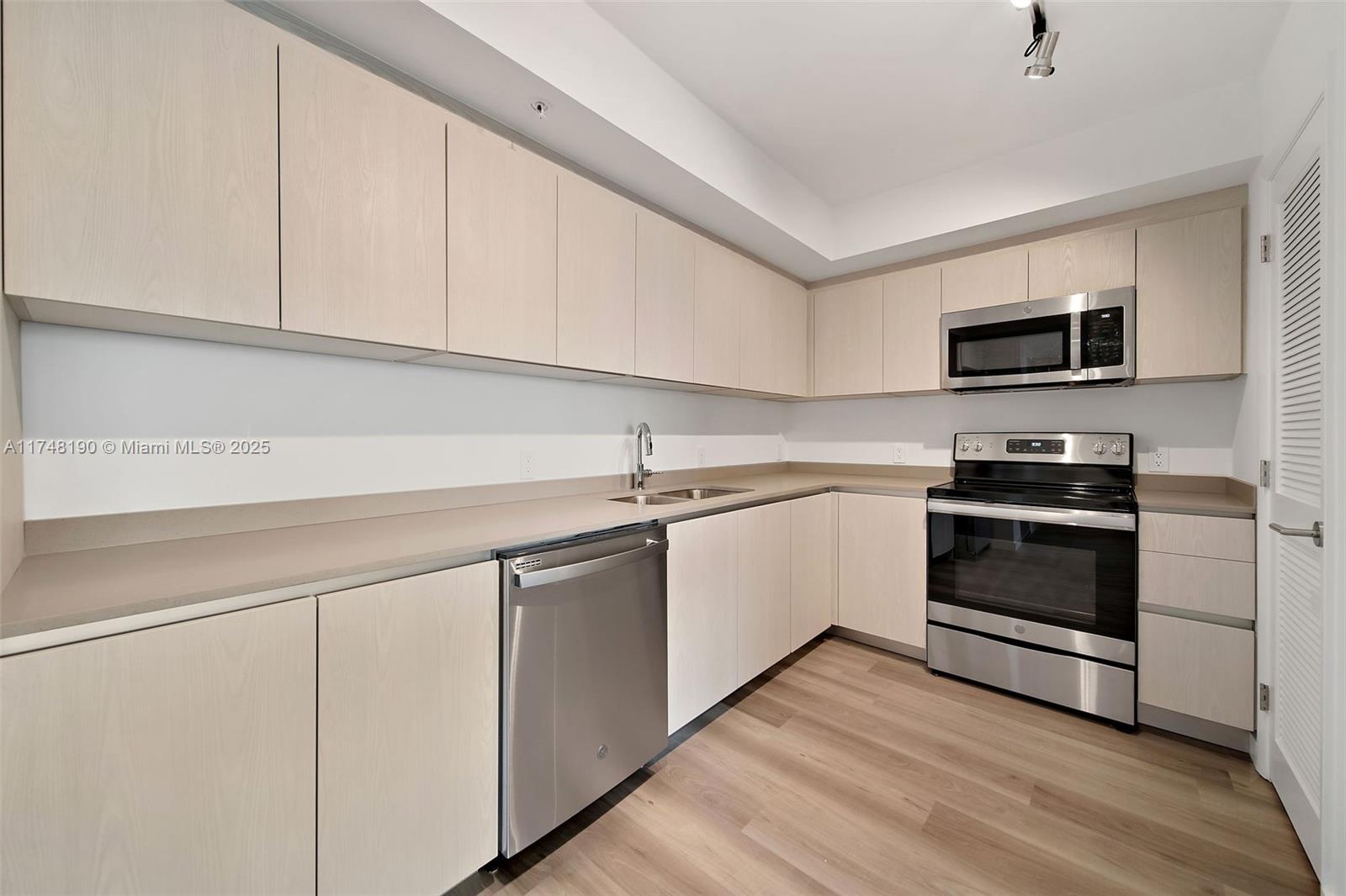 1500 Bay Rd # 1214 Unit: M-1214