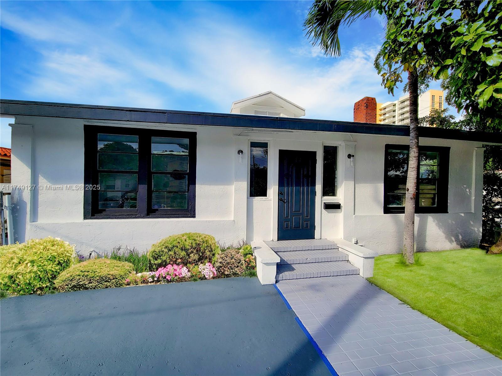 900 SW 8th Ct Unit: Front