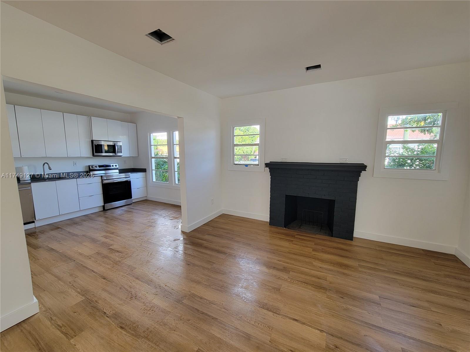 900 SW 8th Ct Unit: Front