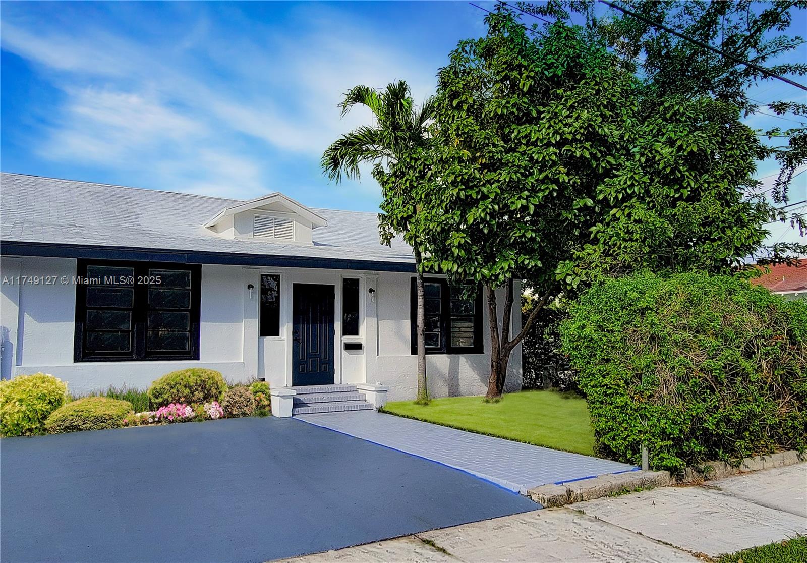 900 SW 8th Ct Unit: Front