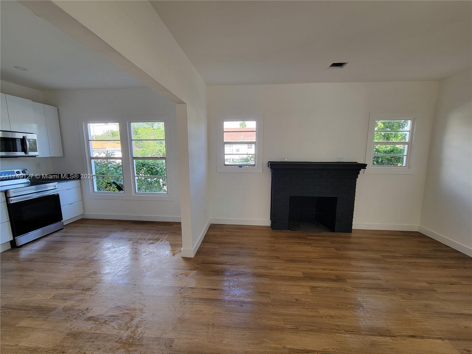 900 SW 8th Ct Unit: Front