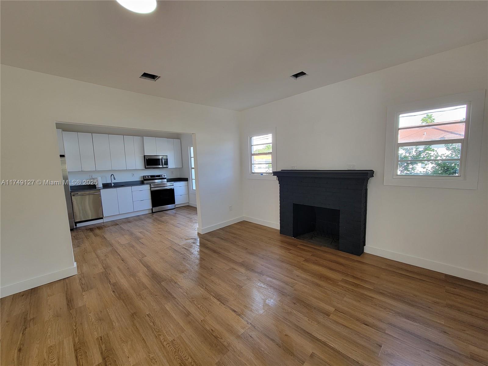 900 SW 8th Ct Unit: Front