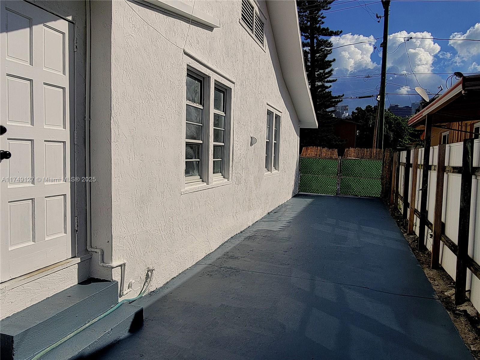 900 SW 8th Ct Unit: Front