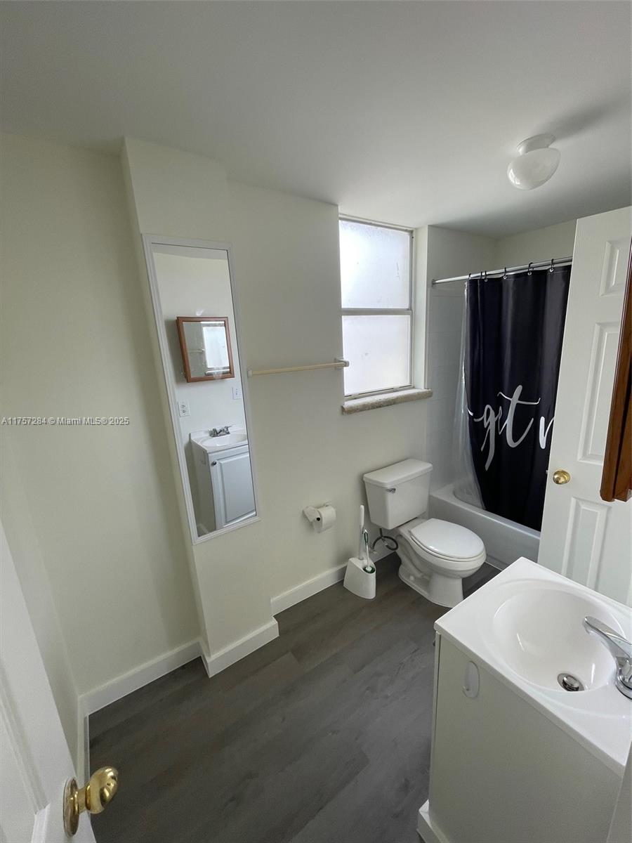 747 Michigan Ave # 205
