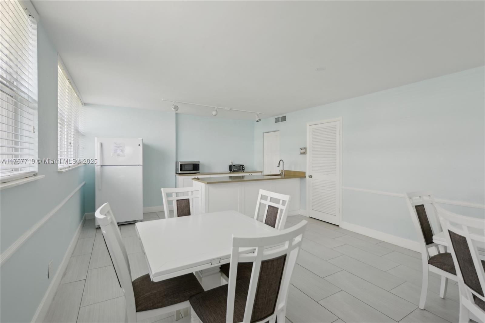 1236 Hillsboro Mile # 403