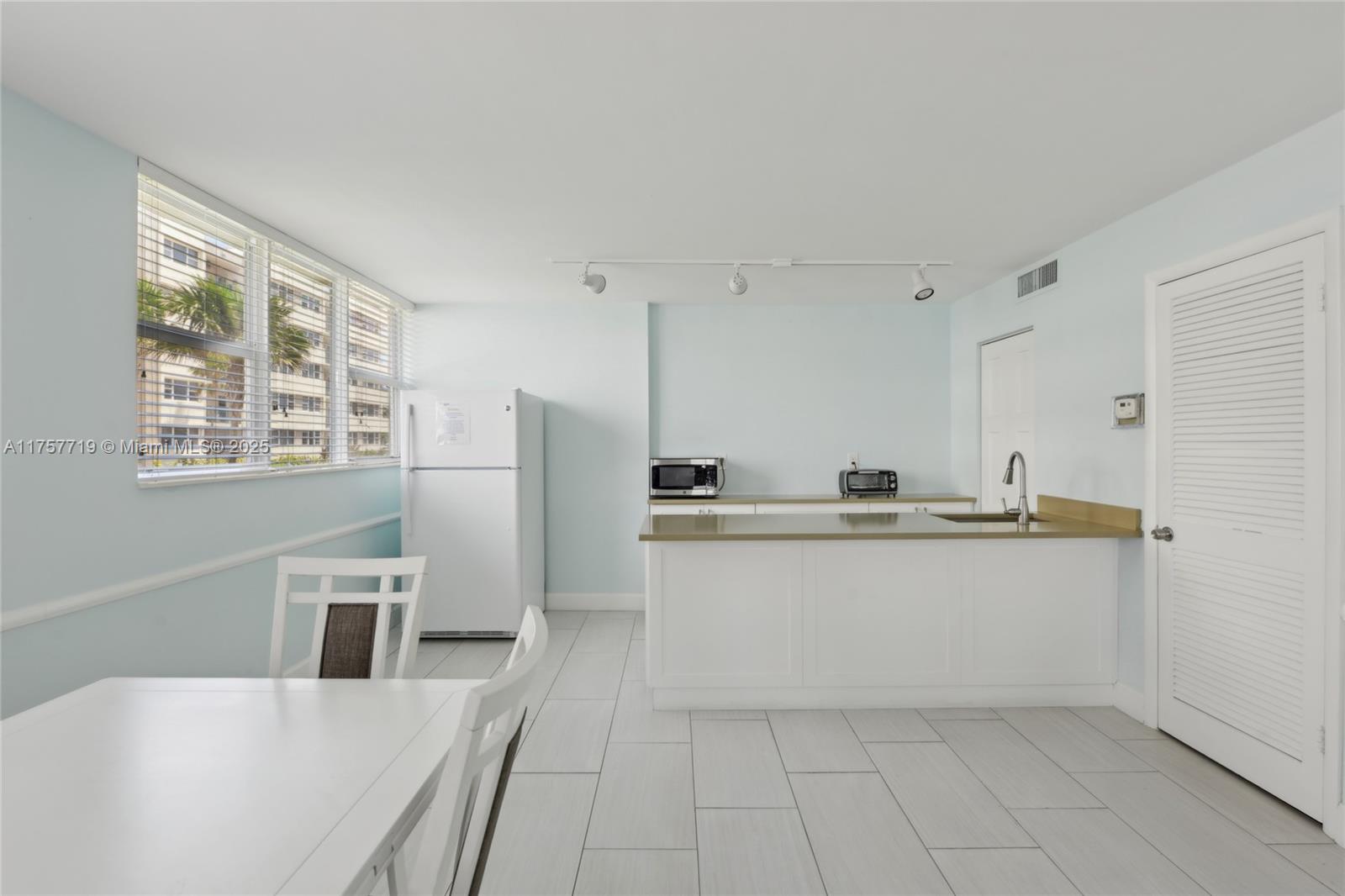 1236 Hillsboro Mile # 403