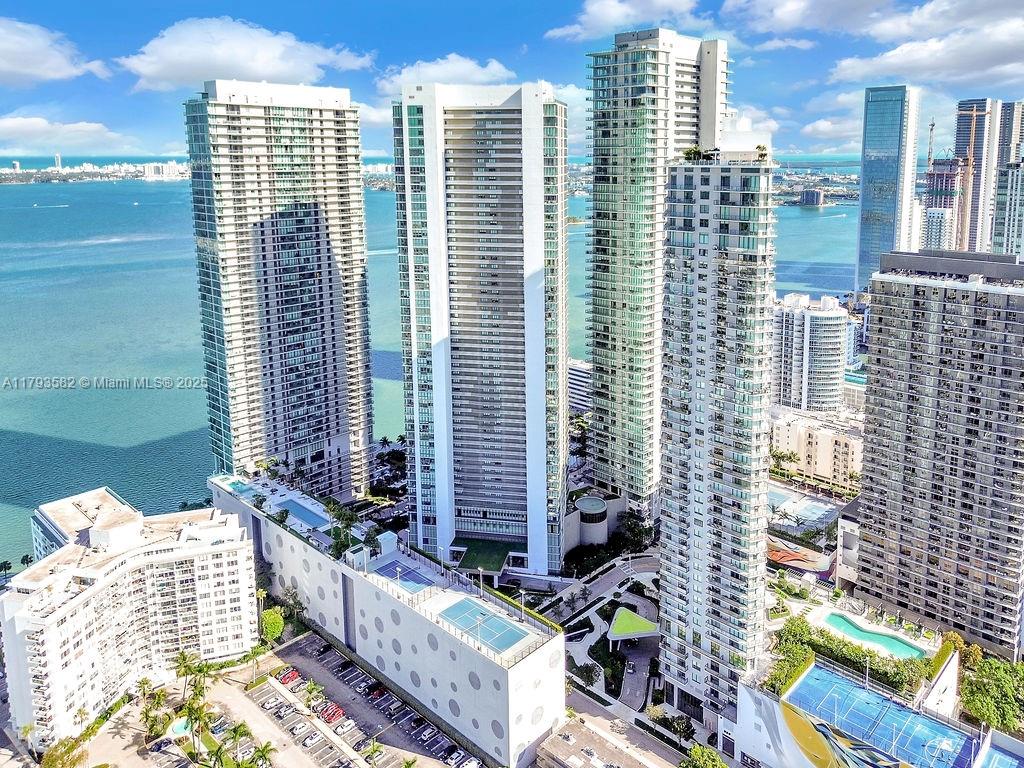 650 NE 32nd St # 1004