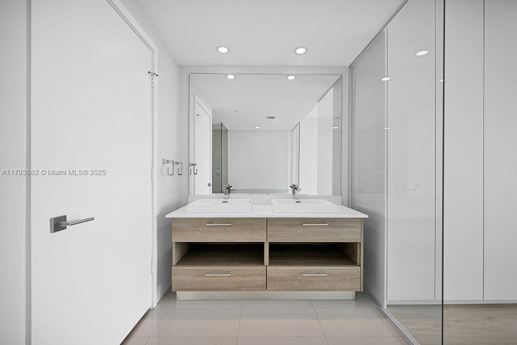 650 NE 32nd St # 1004