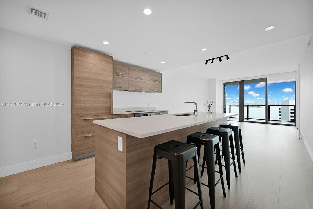 650 NE 32nd St # 1004