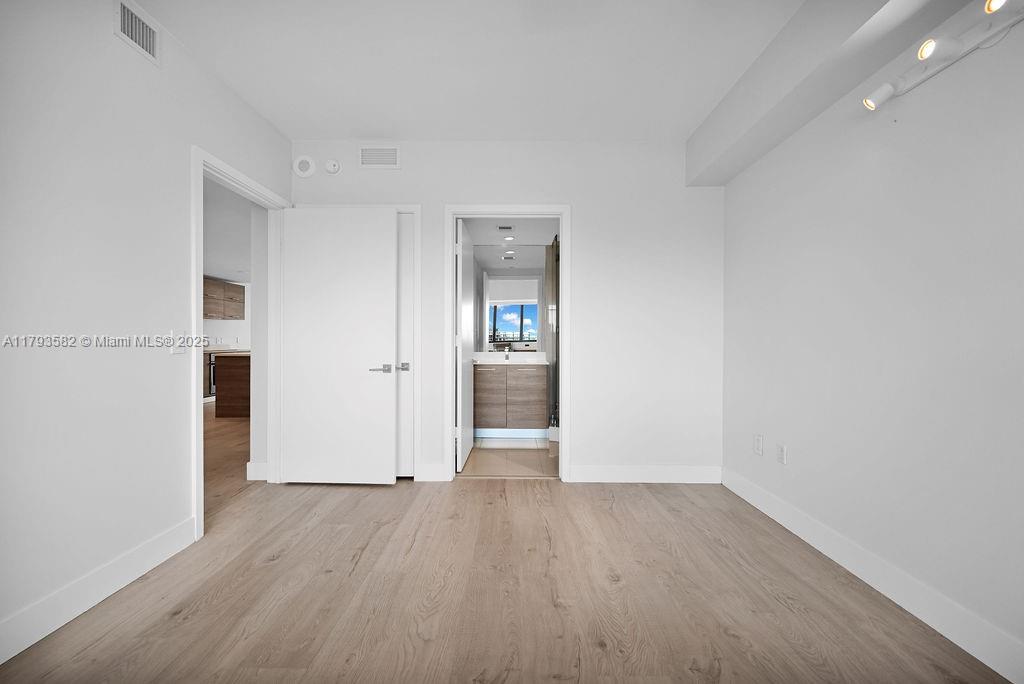 650 NE 32nd St # 1004