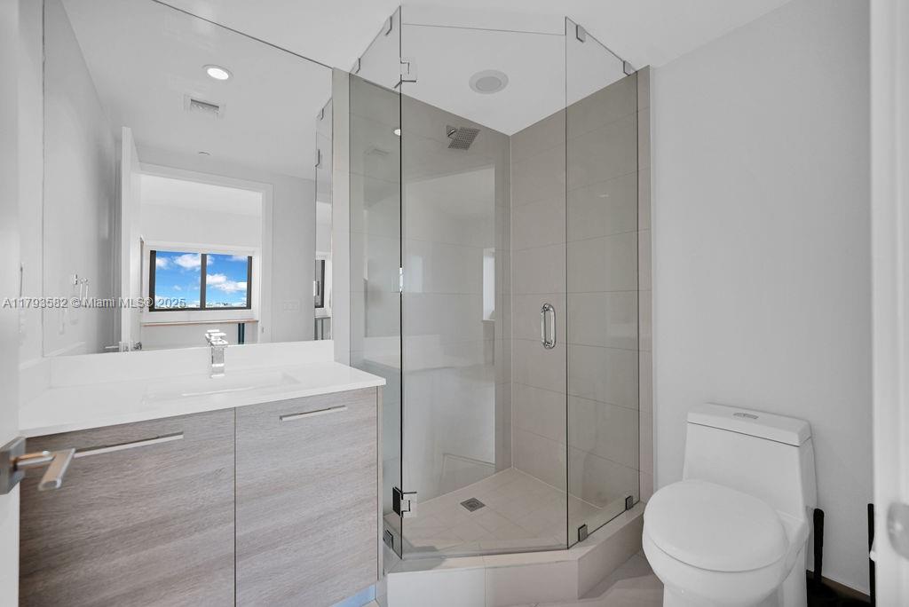 650 NE 32nd St # 1004