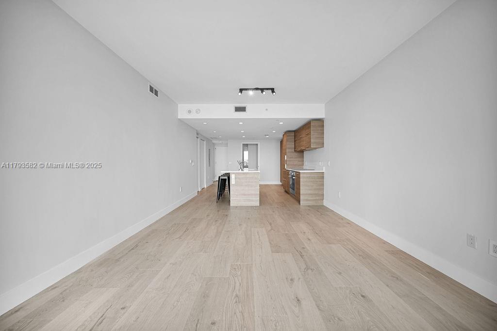 650 NE 32nd St # 1004