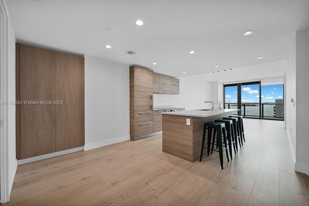 650 NE 32nd St # 1004