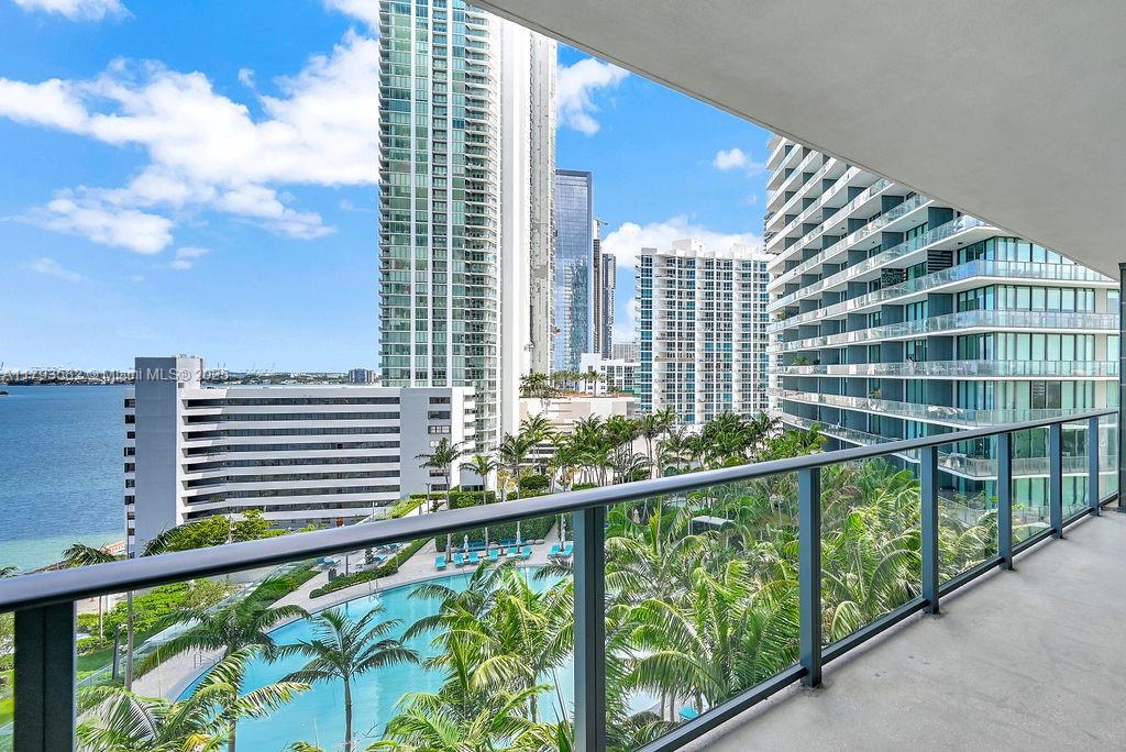 650 NE 32nd St # 1004