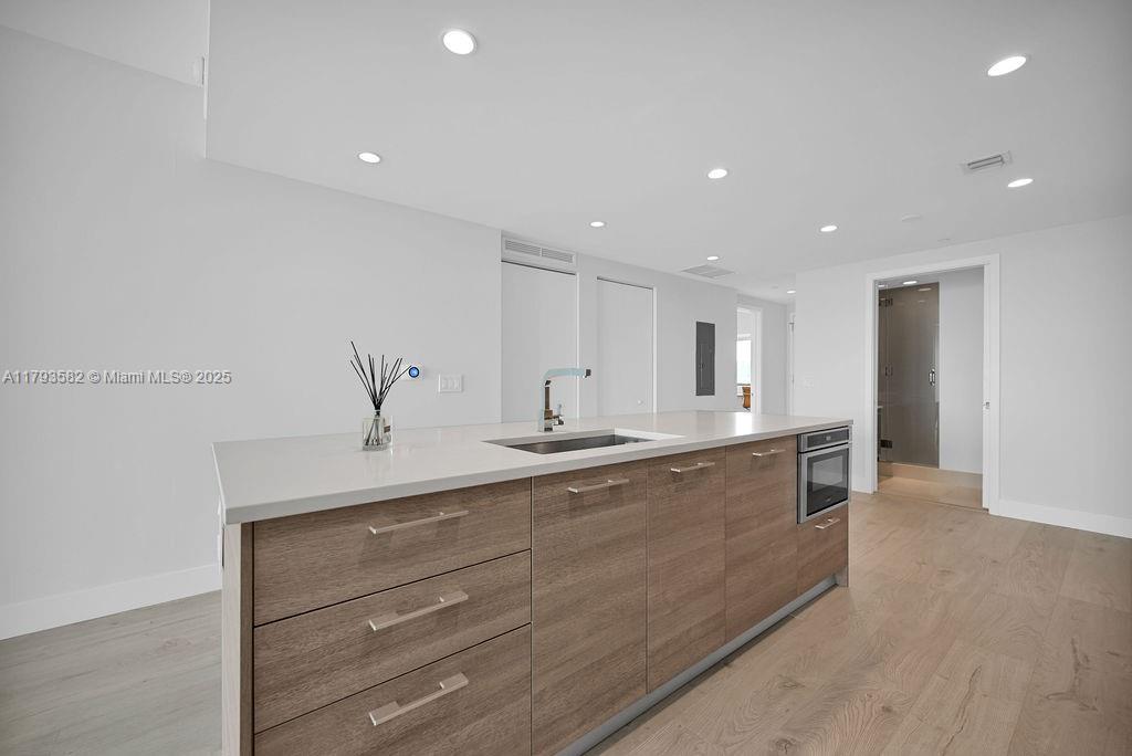 650 NE 32nd St # 1004