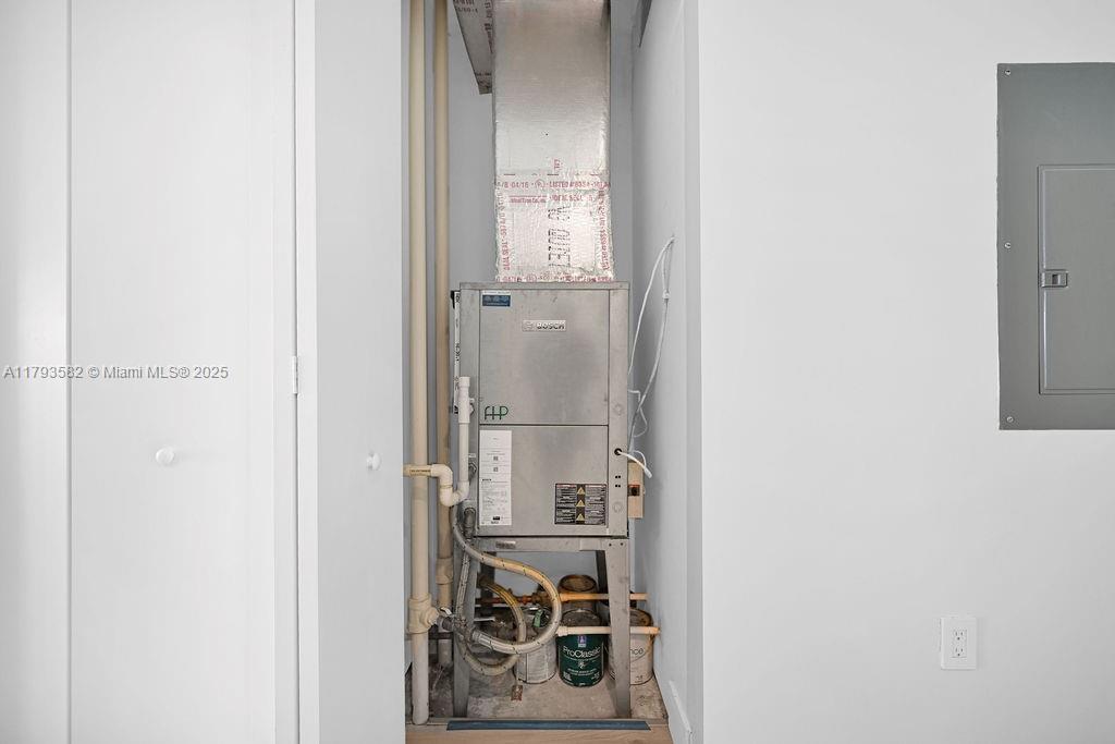 650 NE 32nd St # 1004