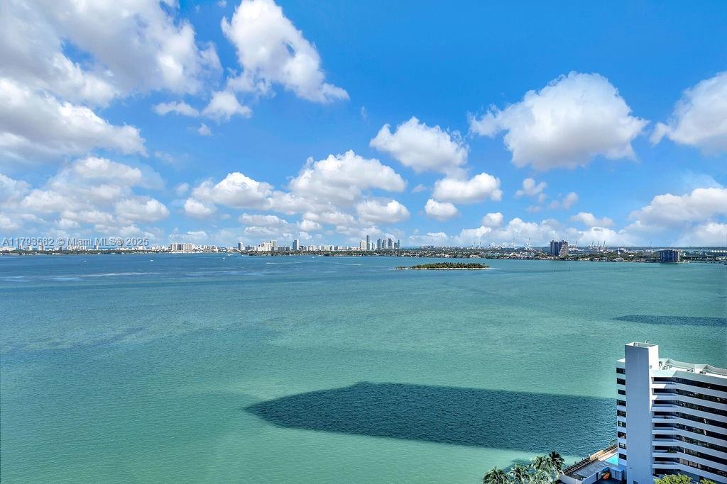 650 NE 32nd St # 1004