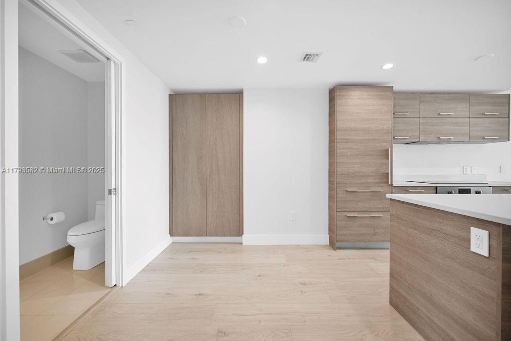 650 NE 32nd St # 1004