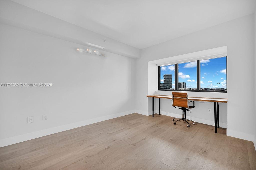 650 NE 32nd St # 1004