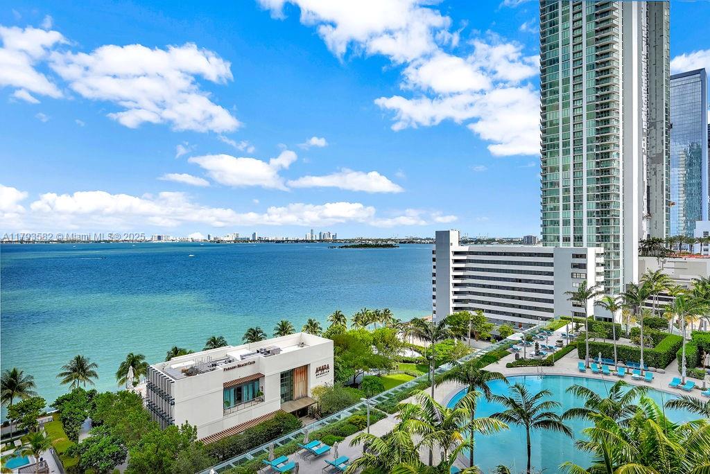 650 NE 32nd St # 1004